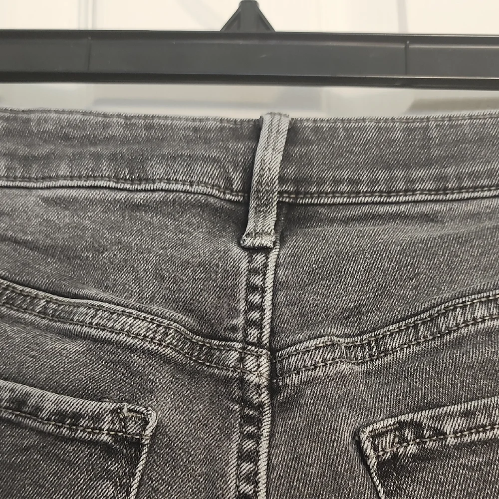 Old Navy Charcoal Distressed Cropped Jeans - Picture 10 of 13